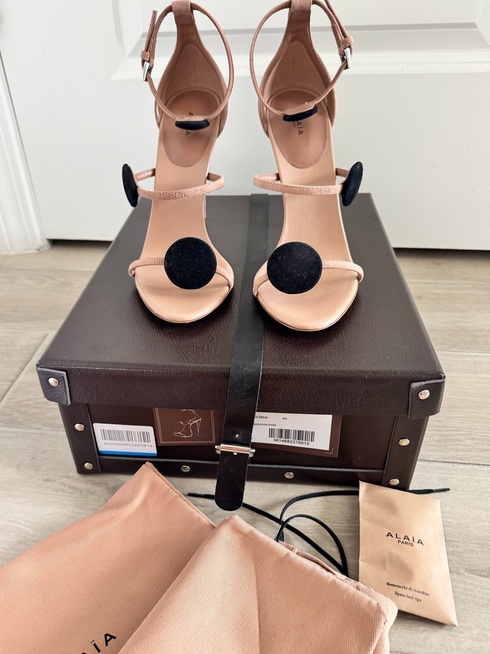 NWT Alaia Nude Pink Leather Suede Heel Sandals chamos bouton pois 39